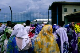 Air-Austral;-Aircraft;-Airport;-Comoros-Archipelago;-Crowd;-Fence;-France;-Indian-Ocean;-Kaleidos;-Kaleidos-images;-Kanga;-La-parole-à-limage;-Laurent-Abad;-Mayotte;-Shawl;-Stories-Pictures;-Women